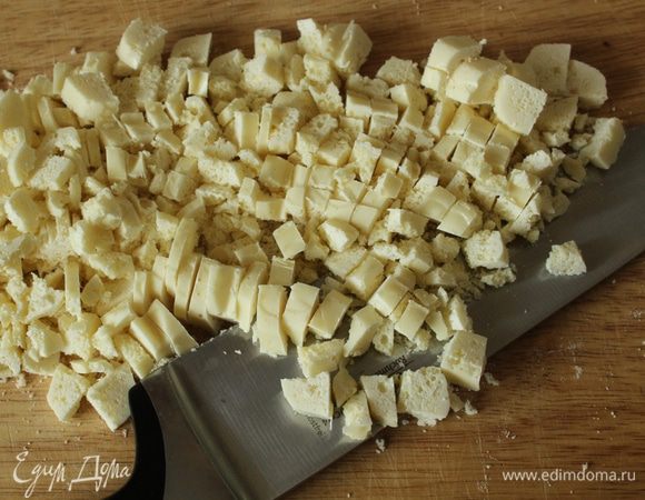 Шоколад (у меня пористый) порубить...