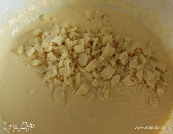 Добавить шоколад и ликер,  хорошо перемешать.