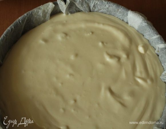 Аккуратно перелить массу на основу в форму. На дно духовки поставить блюдо с водой, форму с чизкейком установить в середине духовки. Выпекать 1 час. Дать полностью остыть в течение 4-5 часов.