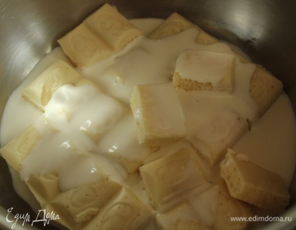 Растопить на водяной бане шоколад с добавлением сливок.