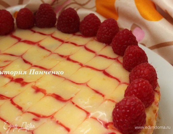 Остывший торт залить сверху шоколадом. Малиновый сироп уварить в 2 раза. Украсить в стиле Эстерхази. По краю выложить малину и отправить в холодильник на 1,5-2 часа. Резать ножом, нагретым в горячей воде. 