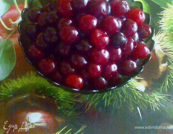 Сперва подготовим начинку: удалим кости из вишни (я по старинке воспользовалась булавкой). 