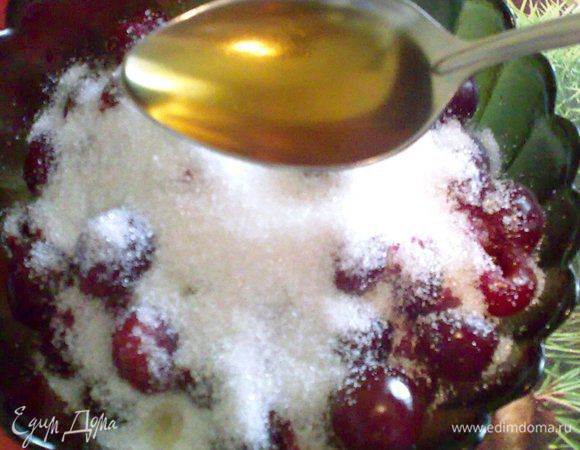 Далее вишни засыпем сахаром и  коньяком.Отставим в сторону.