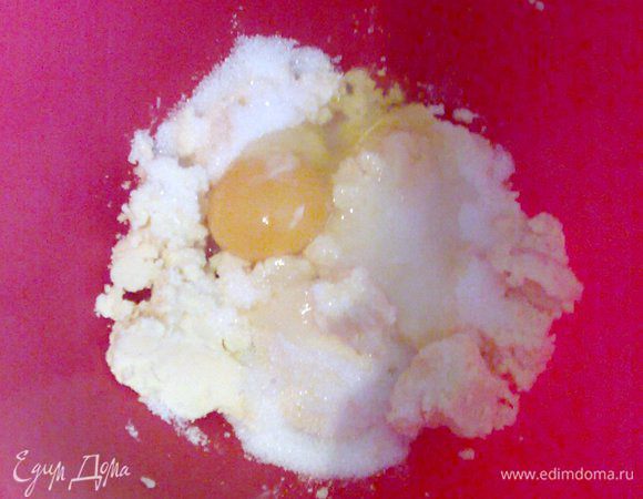 Приготовим песочный корж: масло из холодильника, сахар и яйца размешаем, добавим муку и замесим тесто.По консистенции должно быть слегка упругим.