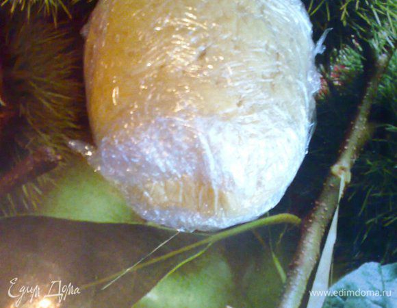 Готовое тесто обвернём полиэтиленом и отправим в холодильник на ~ 30 минут (я положила в морозильник на 10 мин.,т.к. не было времени).