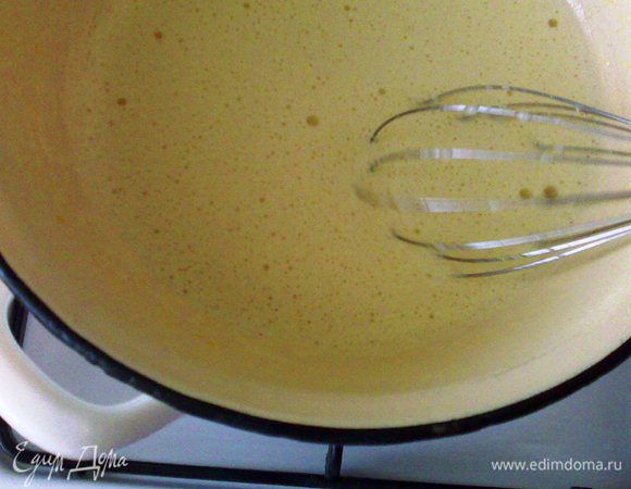 В миске взбить сахар с яйцами и крахмалом, добавить молоко.На водяной бане довести смесь до кипения, непрерывно помешивания до загустения.Готовый крем снять с огня и остудить.