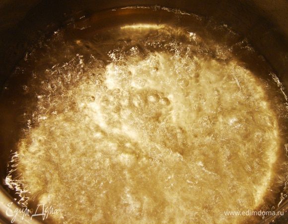 Высыпать сахар в кастрюлю, добавить воду и варить сироп до полного растворения сахара. В конце варки добавить ликёр. Остудить сироп, поставив кастрюлю в миску с ледяной водой. Развернуть рулет и пропитать бисквит сиропом. Пропитанный бисквит можно опять свернуть в рулет или просто прикрыть полотенцем.