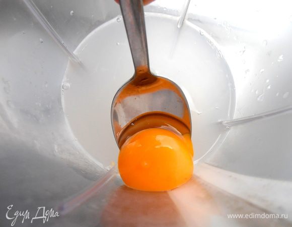 Вливаем сок в чашу-блендер (очень удобно за пару минут взбить тесто без комочков!)...Вбиваем крупное яйцо.