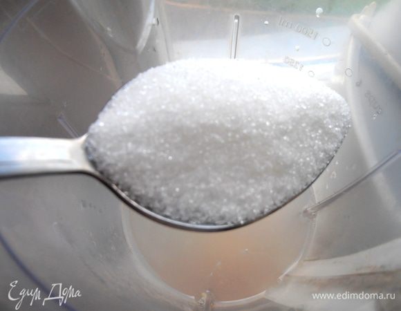 Всыпаем сахар,ваниль,соль...