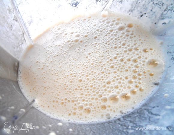 Включаем блендер и получаем вот такую беленькую массу...Из свежего сока то же самое будет!