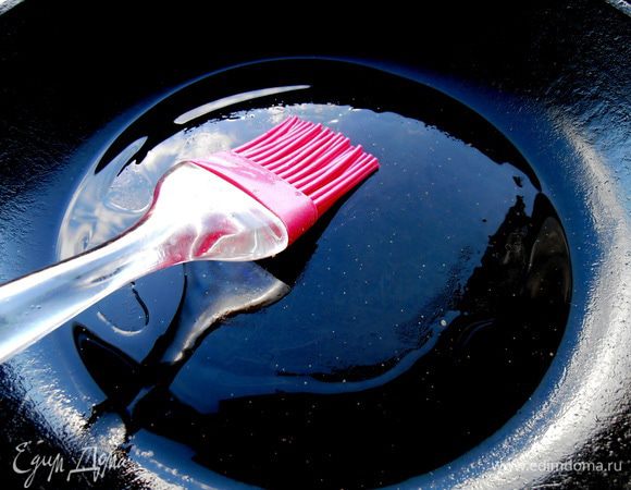 Смазываем разогретую сковороду растительным маслом,а потом только капельку подливаем...