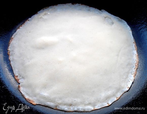 Наливаем тонким слоем тесто и жарим с нижней стороны...