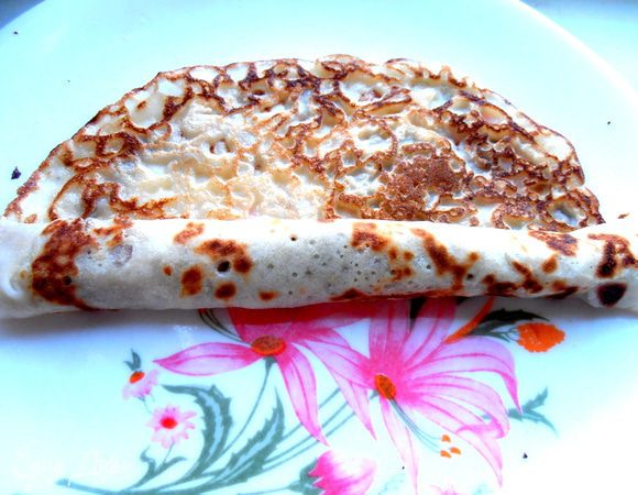 Выкладываем на тарелку и сразу сворачиваем на манер вафельных трубочек...Иначе потом будет труднее сворачивать...Мои так любят!!!