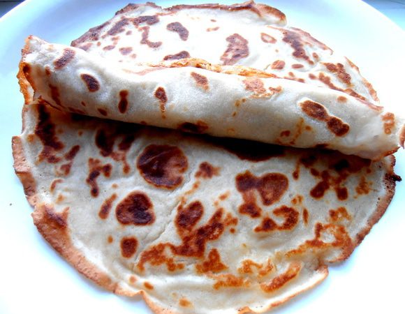 Такую блинную трубочку удобно макать в сгущёнку или варенье)))