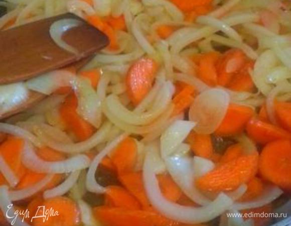 Далее к луку добавляем морковь и свежий сельдерей. Продолжаем обжаривать овощи.