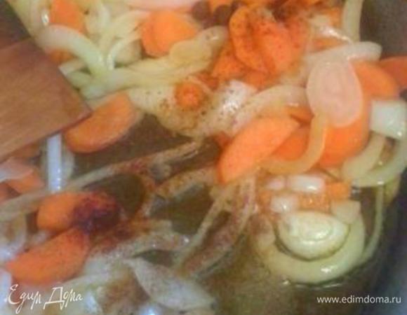 Когда морковь и сельдерей обжаряться, добавляем специи — душистый перец, гвоздику. Немного солим, перчим. Я добавляю сушеный сельдерей. Перемешиваем.