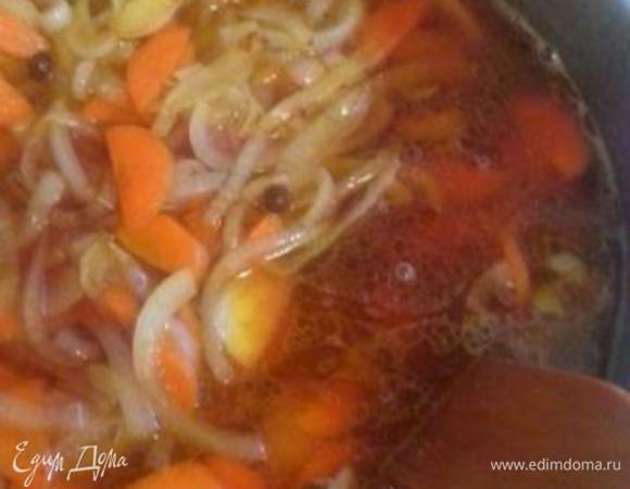 Вливаем красное сухое вино.