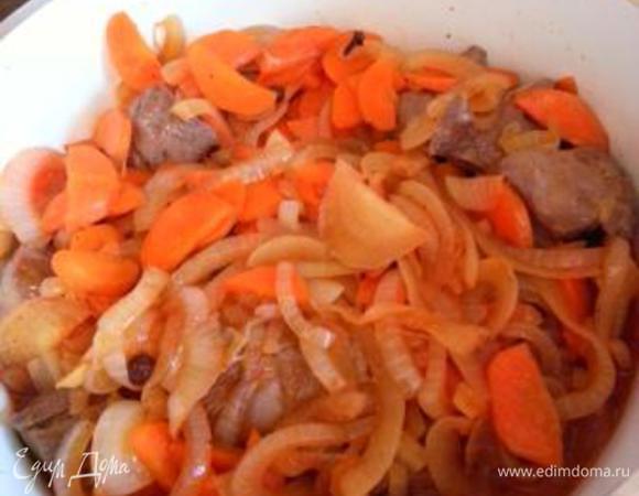 Сверху я выливаю готовый винно-овощной соус. Теперь доливаем мясной бульон (у меня вода). По объему жидкость она должна слегка покрыть мясо.