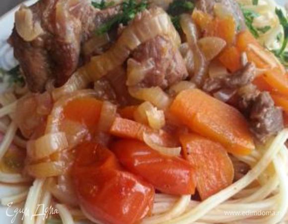 В конце ваше мяссо приобретет более темный оттенок, соус загустеет. Мелко нашинкуйте зелень кинзы и добавьте ее порционно. На гарнир идеально подойдет отварной молодой картофель, свежие овощи и даже спагетти. Я большая любительница макаронных изделий, поэтому мой выбор очевиден.