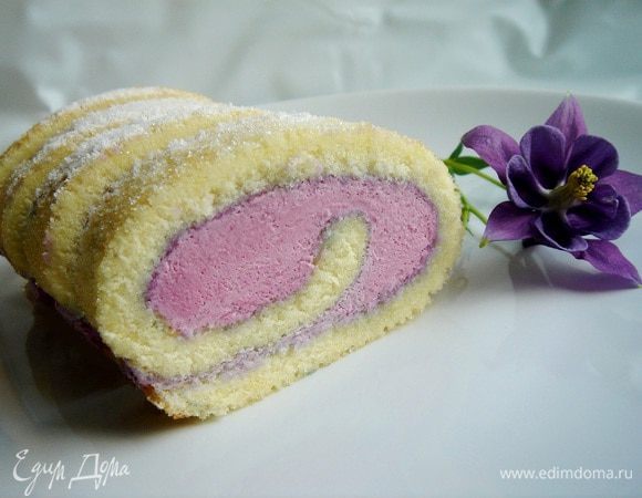 На бисквит выложить крем и свернуть его в рулет по длинной стороне. Обернуть рулет пергаментом или фольгой и убрать в холодильник минимум на 3-4 часа. Готовый рулет присыпать сахарной пудрой. Приятного чаепития! 