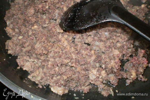 Пока тесто подходит, приготовим начинку. Лук , легкие и потрошка пропустить через мясорубку, посолить, тушить на растительном масле.