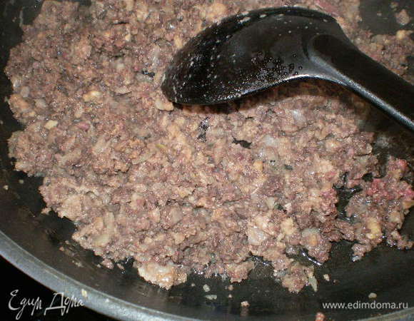 Пока тесто подходит, приготовим начинку. 
Лук , легкие  и потрошка   пропустить через мясорубку, посолить, тушить на растительном масле.
 