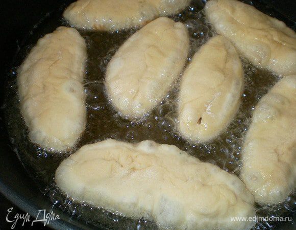 Разогреть сковороду. Налить растительное масло. Жарить на среднем огне. 