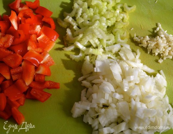 Заранее подготовить и нарезать все овощи, как указано в списке ингредиентов.  