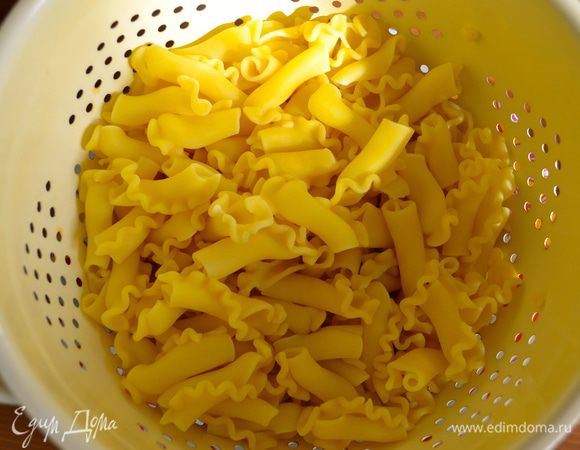 Посыпать баклажаны солью (1 ст.л. без верха), чтобы они пустили сок, это поможет избавиться от горечи. Но, должна сказать, что я лично, уже давно перестала подготавливать таким образом баклажаны, так как для нас они и так не горчат! В общем, здесь поступайте так, как Вы привыкли при работе с баклажанами. В это время отварить фузилли (согласно рекомендациям на упаковке), промыть и положить в большую кастрюлю или миску. Очень важно не переварить пасту!         