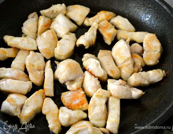 Взять большую вместительную сковороду. Разогреть в ней оливковое масло. Положить куриное мясо и обжаривать до готовности. Затем выложить мясо в тарелку и на время отставить.   