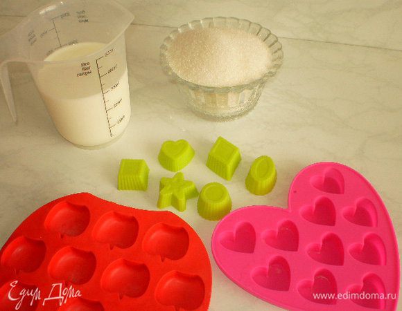 Набор продуктов и силиконовые формочки.