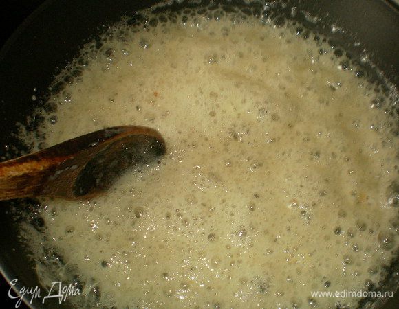 Как только смесь загустеет и станет бледно-коричневого цвета, уменьшится в объеме, покроется еле заметной коркой, а на дне появятся первые признаки коричневатых пятнышек, молочный сахар готов.