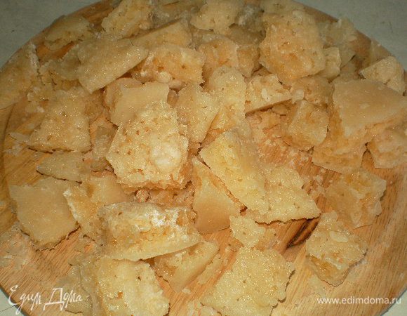 Разломите на мелкие кусочки.