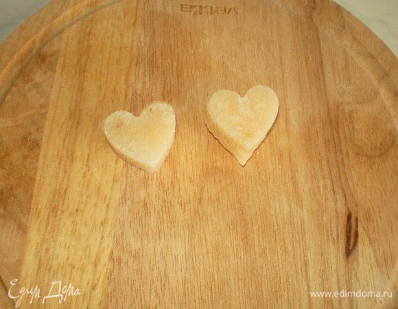 Если вы любите пористый молочный сахар, то возьмите 100 мл молока и 300 г сахара. Если любите плотный, нужно взять 100 мл молока и 200 г сахара. С обеих сторон получится гладкий и ровный молочный сахар.