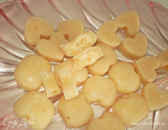 В разломе вы сможете рассмотреть разницу между конфетами — пористый и плотный. 