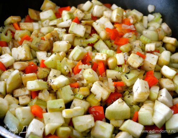 Положить баклажаны и обжаривать еще 5 минут.