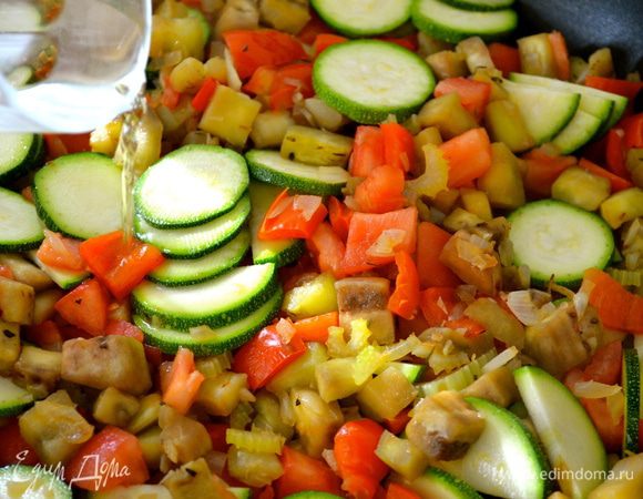 Добавить воду и белое вино. Тушить овощи на медленном огне около 10 минут, пока овощи не станут мягкими. Однако, здесь важно соблюсти "золотую середину" и не допустить, чтобы овощи разварились и превратились в "кашу"! )) Минут через 10 овощи снять с огня. 