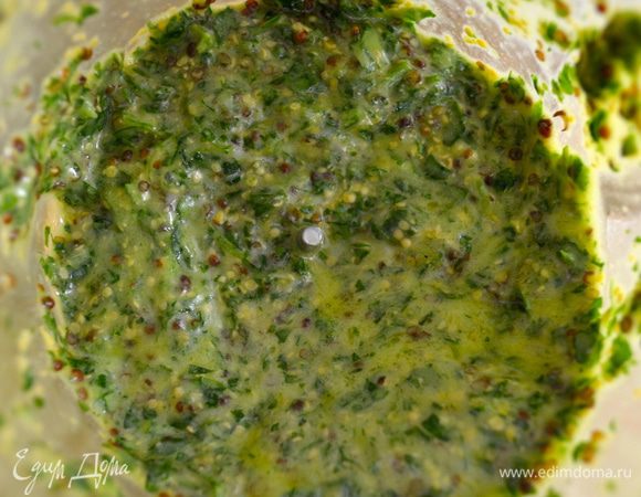 В это время взбить ложку оливкового масла с уксусом, горчицей и петрушкой. 