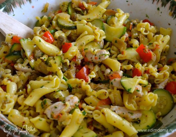 В большой миске перемешать овощи с фузилли, куриным мясом и салатным соусом. Затем прикрыть и оставить охлаждаться на 2 часа. Перед подачей выложить салат на сервировочное блюдо, и посыпать измельченной брынзой и маслинами.