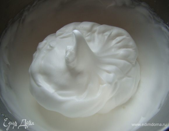 Белки взбиваем с винным камнем в устойчивую пену