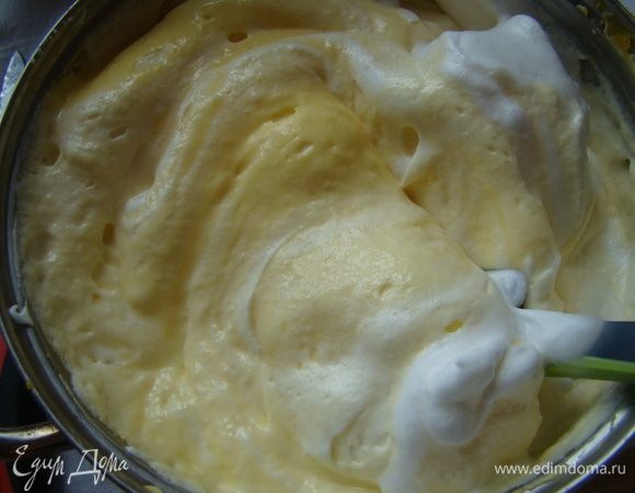 Аккуратно вмешиваем в тесто