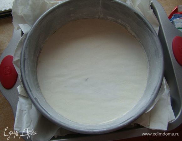 Смазываем форму маслом, ставим в противень с кипятком, выпекаем при 175"С минут 50