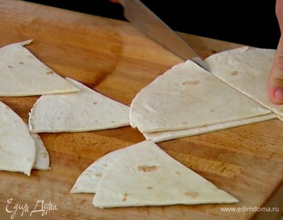 Каждую лепешку разрезать на 6 треугольников.