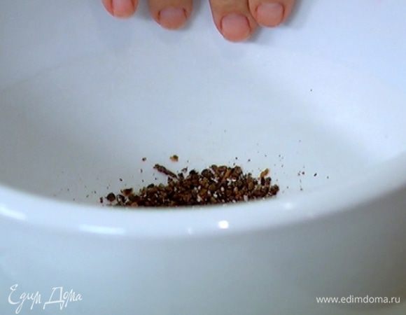 Гвоздику, кардамон и сенегальский перец растереть в ступке в пудру.