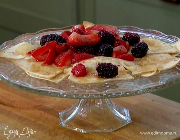 На запеченные кусочки тортильи выложить ягоды.