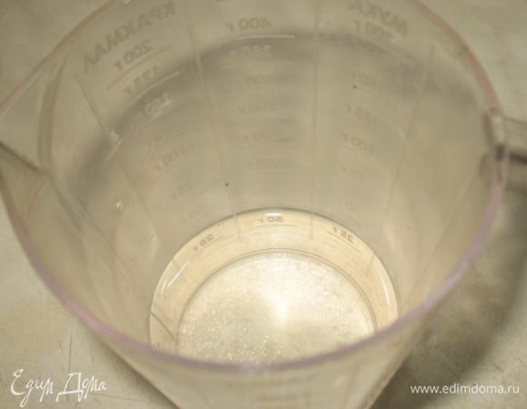 Лимонную кислоту разводим в 125 мл воды.  Вода должна быть "холодной кипяченой, желательно из-под фильтра, т.к. хлор «убивает» фермент.  Лимонная кислота нужна для понижения pH молока, чтобы сыр тянулся при нагреве."