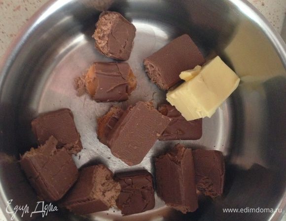 Растапливаем в кастрюле батончики с маслом.