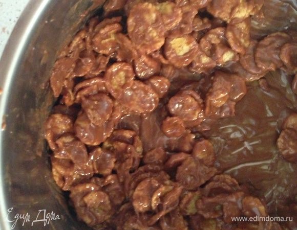 После того, как у нас получилась однородная масса, добавляем кукурузные хлопья.