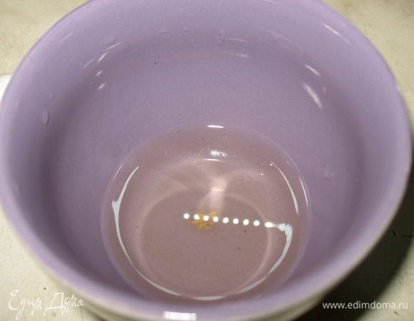 В 50 мл воды растворяем фермент.  Количество фермента везде приводится разное, у меня фермент, который на 3 литра надо добавить на кончике ножа, т.к. он рассчитан на 100 литров молока. 