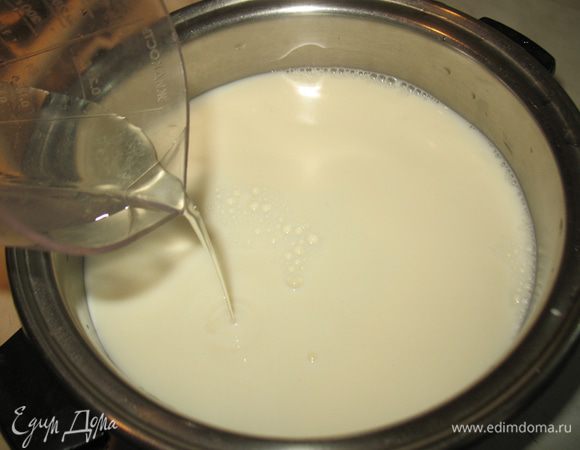 В кастрюльку наливаем молоко и потихоньку помешивая вливаем раствор лимонной кислоты. "Молоко должно быть холодное  (не выше 17 градусов), если же влить лимонную кислоту в теплое молоко, оно может свернутся, а нам это не надо."